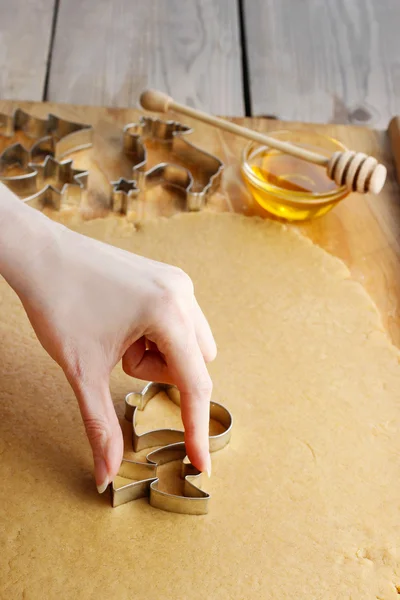 Mujer haciendo galletas de Navidad — Foto de Stock