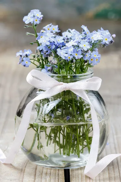 Ramo de flores de olvido-me-not en jarrón de vidrio —  Fotos de Stock