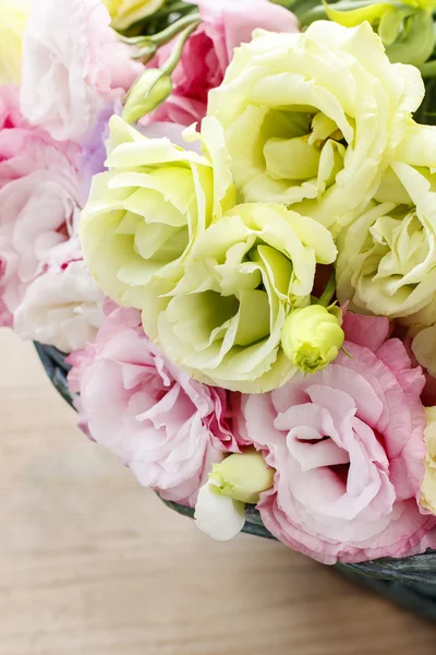 Strauss aus rosa und gelben Eustoma-Blüten — Stockfoto