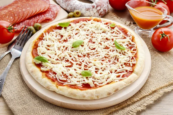 Italienische Küche: Pizza Margherita — Stockfoto