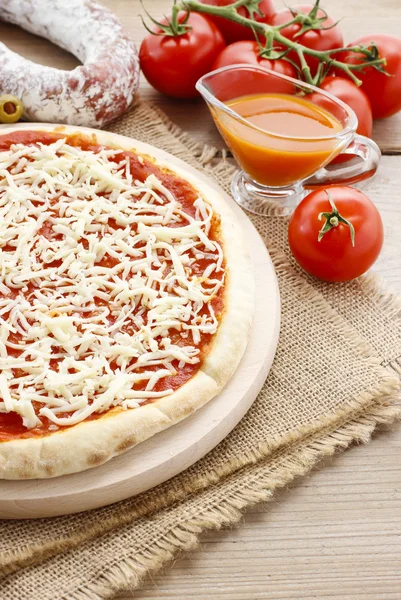 Italian cuisine: pizza margherita — Stock Photo, Image