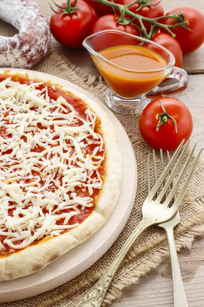 Italienische Küche: Pizza Margherita — Stockfoto