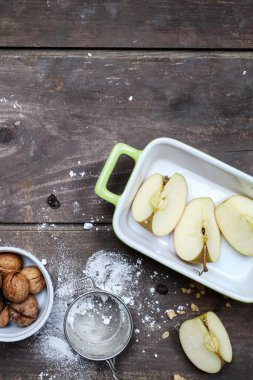 Geleneksel elmalı börek tabakta. Parti tatlısı