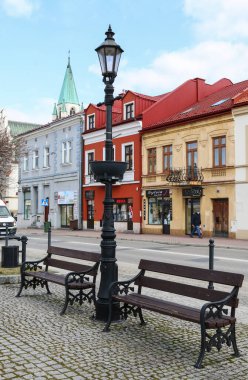 Brzesko, Polonya 'daki eski kasaba meydanında renkli apartmanlar.