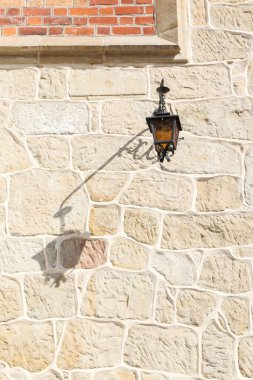 Taş duvar ve demir bir fener. Grafiksel kaynaklar