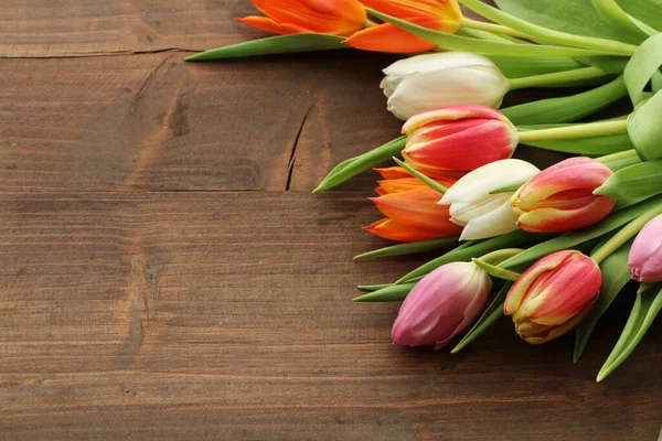 Barevné Tulipány Vinobraní Písmena Dřevěném Pozadí Kopírovací Prostor — Stock fotografie