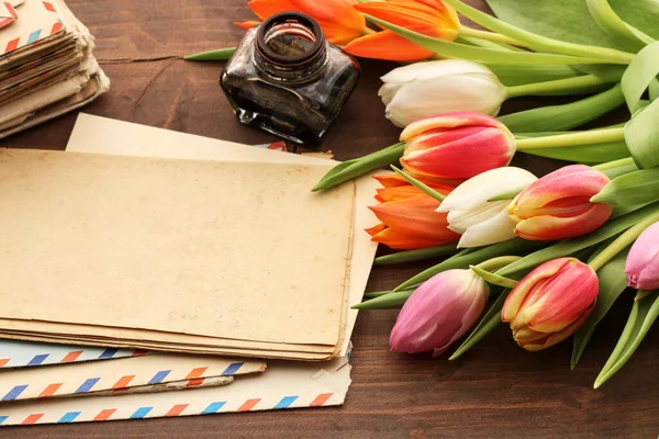 Barevné Tulipány Vinobraní Písmena Dřevěném Pozadí Kopírovací Prostor — Stock fotografie
