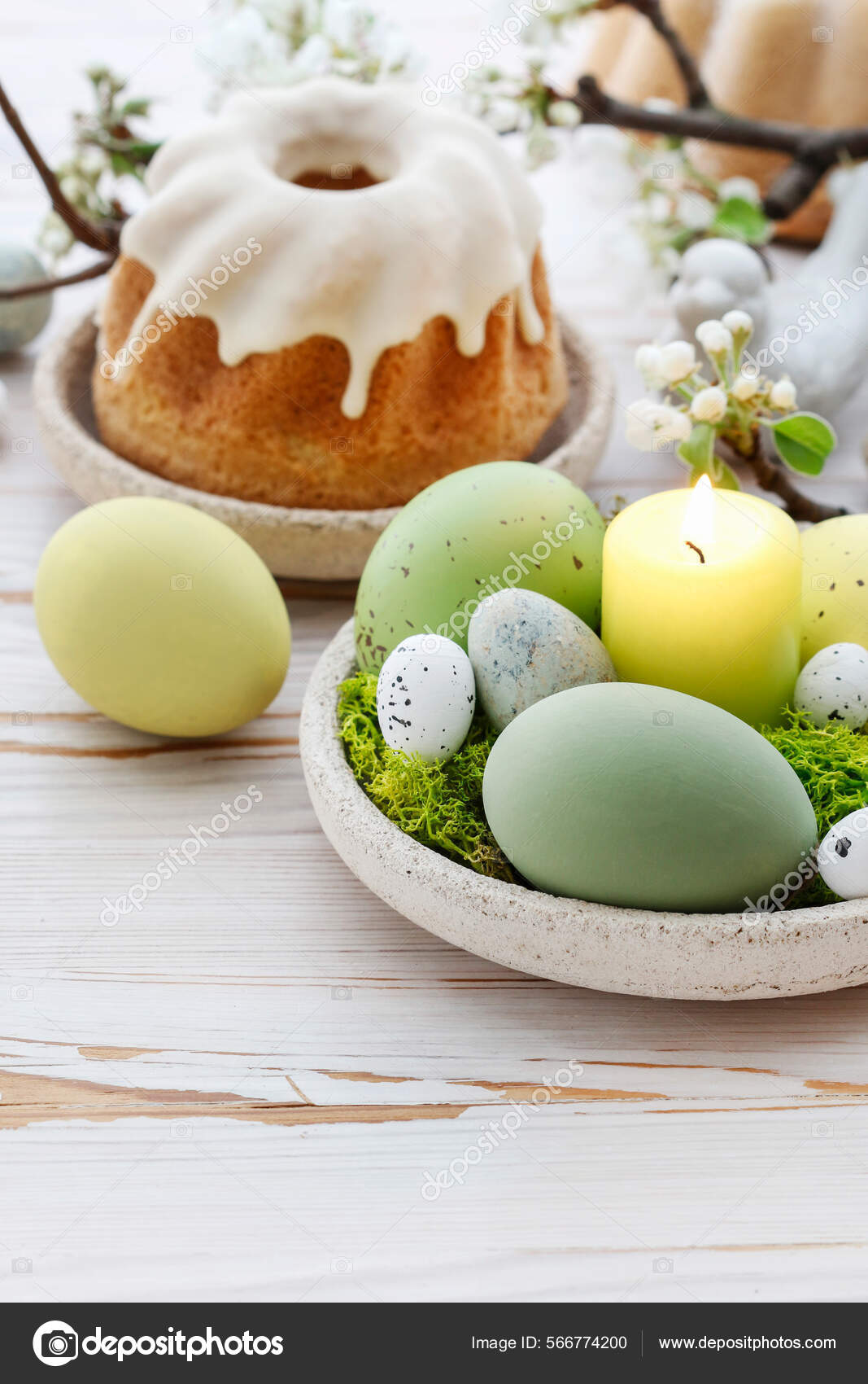 Decoraciones Mesa Pascua Con Huevos Musgo Figuritas Cerámica Decoración  Festiva — Foto de stock #566774200 © agneskantaruk, image size:1067x1700