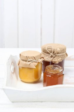 Beyaz arka planda izole edilmiş ballı kavanozlar. Sağlıklı yemek.