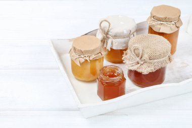 Beyaz arka planda izole edilmiş ballı kavanozlar. Sağlıklı yemek.