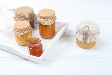 Beyaz arka planda izole edilmiş ballı kavanozlar. Sağlıklı yemek.