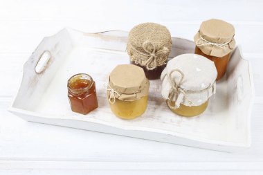 Beyaz arka planda izole edilmiş ballı kavanozlar. Sağlıklı yemek.