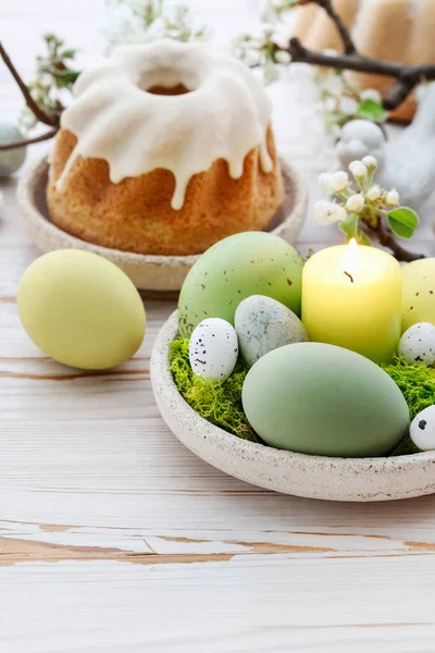 Ostertischdekorationen Mit Eiern Moos Und Keramikfiguren Festliche Dekoration — Stockfoto