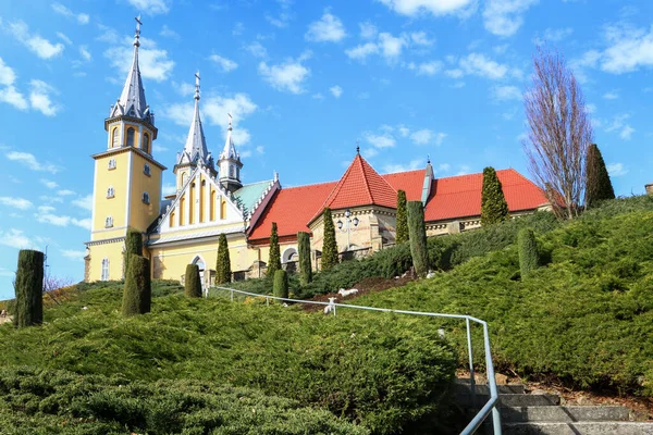Trzciana Polsko Března 2021 Kostel Krásná Alpská Zahrada Trzcianě Polsko — Stock fotografie