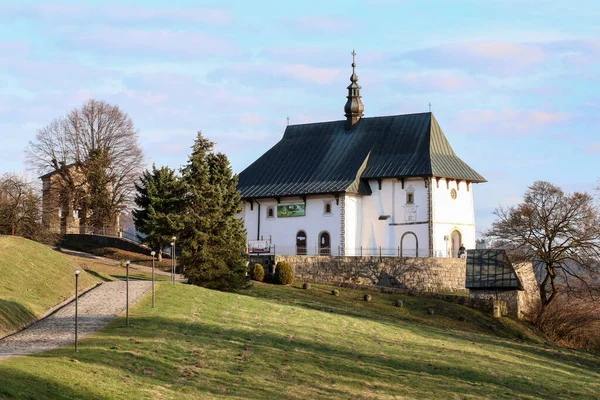 ポーランドのトロピーにある教会と庵 — ストック写真