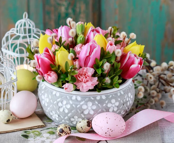 Piękna Kompozycja Kwiatowa Tulipanem Kwiatami Goździków Dekoracja Domu Wielkanocnego — Zdjęcie stockowe