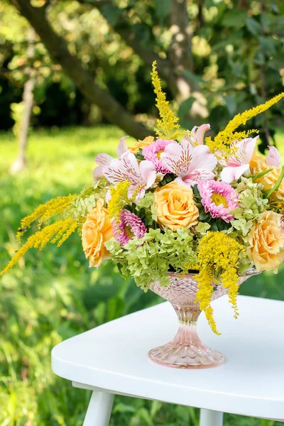 Modern Tafelstuk Voor Zomerbruiloft Veel Groen Wordt Gecomponeerd Verbluffende Arrangement — Stockfoto