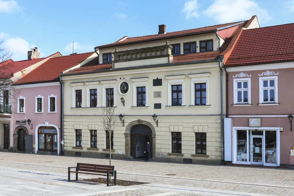 Polonya 'nın Myslenice kentindeki eski kasaba meydanında renkli apartmanlar..