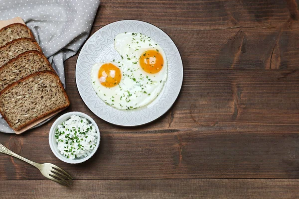 Plate Fried Eggs Bread Bowl Cottage Cheese Brown Wooden Table — Stock Photo, Image