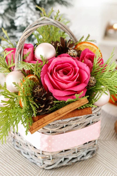 バラとウィッカーバスケットのThujaとクリスマステーブルの装飾を作る方法 一歩ずつチュートリアル — ストック写真
