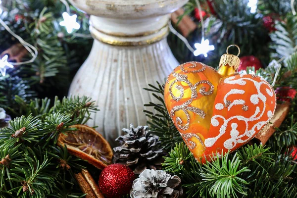 Decoração Natal Com Bugiganga Forma Coração Abeto Cones Tempo Festivo — Fotografia de Stock