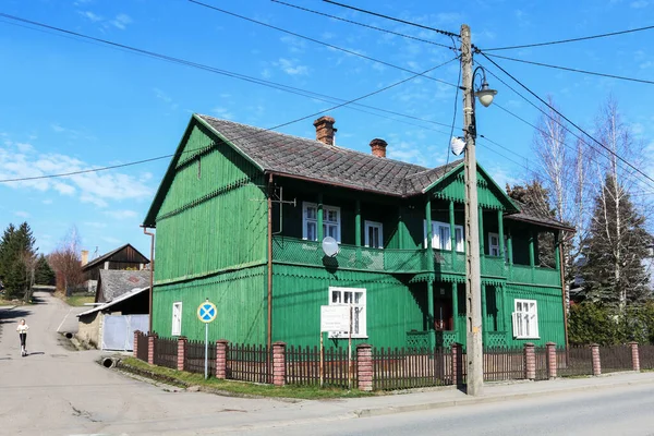 Oud Groen Houten Huis Het Oude Centrum Van Trzciana Polen — Stockfoto