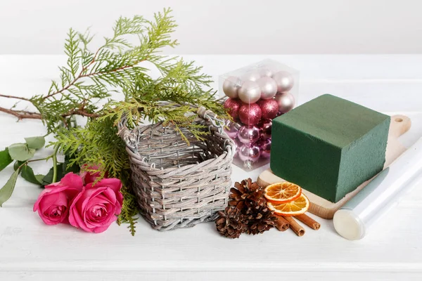 Cómo Hacer Decoración Mesa Navidad Con Rosas Thuja Canasta Mimbre —  Fotos de Stock