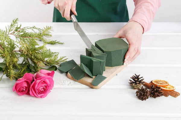 Cómo Hacer Decoración Mesa Navidad Con Rosas Thuja Canasta Mimbre —  Fotos de Stock