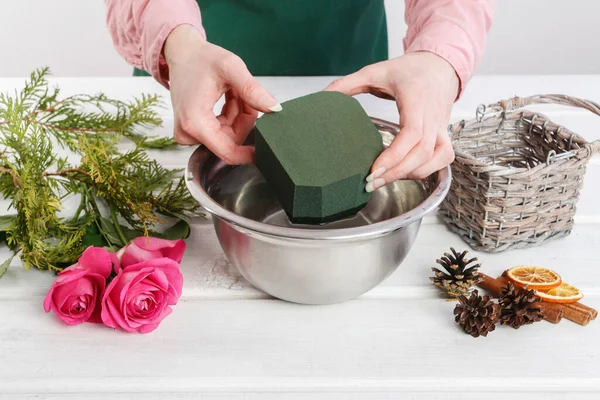 Cómo Hacer Decoración Mesa Navidad Con Rosas Thuja Canasta Mimbre —  Fotos de Stock