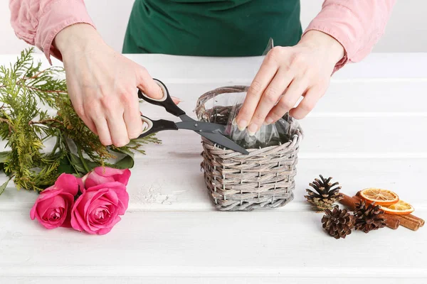 Cómo Hacer Decoración Mesa Navidad Con Rosas Thuja Canasta Mimbre —  Fotos de Stock