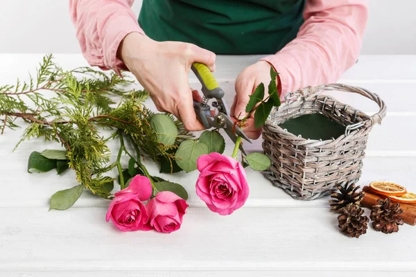 Jak Udělat Vánoční Stolní Dekorace Růžemi Thuja Proutěném Koši Krok — Stock fotografie