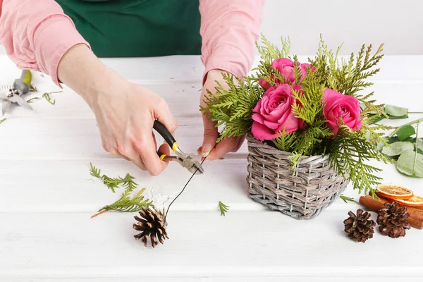 How Make Christmas Table Decoration Roses Thuja Wicker Basket Step — Stock Photo, Image