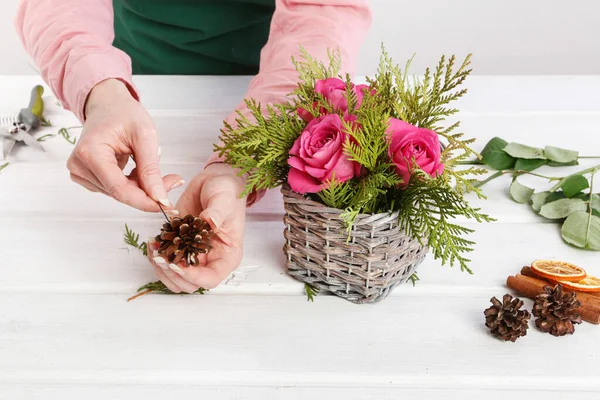 Jak Udělat Vánoční Stolní Dekorace Růžemi Thuja Proutěném Koši Krok — Stock fotografie