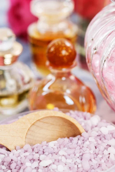 Etrafında küçük parfüm şişesi ve diğer kozmetikler var. Spa zamanı