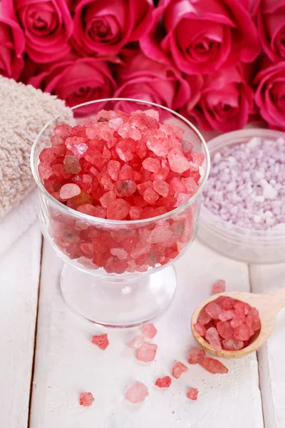 赤海塩とガラスボウル 背景にピンクのバラ スパ時間 — ストック写真