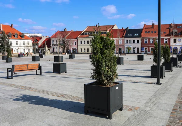 Polonya 'nın Myslenice kentindeki eski kasaba meydanında renkli apartmanlar..