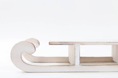 Tahta oyuncak kızağı beyaz arka planda izole edilmiş. Grafiksel kaynaklar