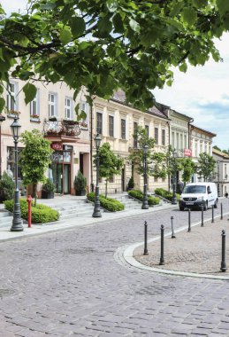 Polonya 'nın eski Wieliczka kasabasında güzel, renkli apartmanlar.