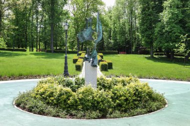 Polonya 'nın Wieliczka kentindeki halk parkında modern bir heykel..