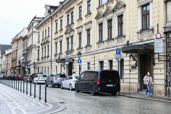 ポーランド クラクフの古代の要素やその他のモニュメントと旧市街の通り — ストック写真