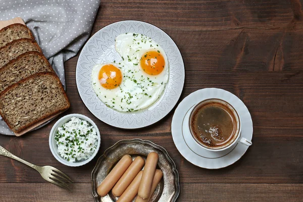 Plate Fried Eggs Bread Bowl Cottage Cheese Brown Wooden Table — Foto de Stock