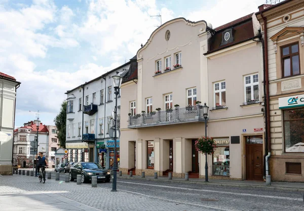 WADOWICE, POLAND - 14 Eylül 2019: John Paul 'un memleketi Wadowice, Polonya' nın şehir merkezindeki antik konutlar.