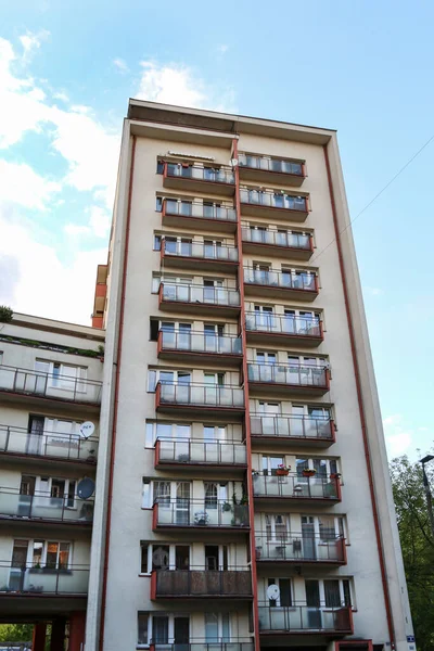 波兰克拉科夫社会主义时代的公寓楼 — 图库照片