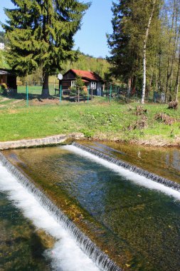 WISLA, POLAND - 28 Mayıs 2021: aynı isimle Wisla Nehri. Turistler için tatil yeri