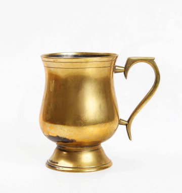 Beyaz arka planda izole edilmiş çiçekler için altın antika vazo. Grafiksel kaynaklar