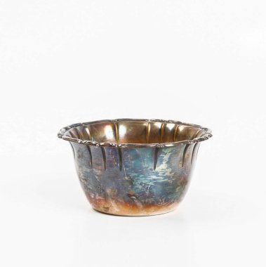 Beyaz arka planda izole edilmiş eski bir kase. Grafiksel kaynaklar