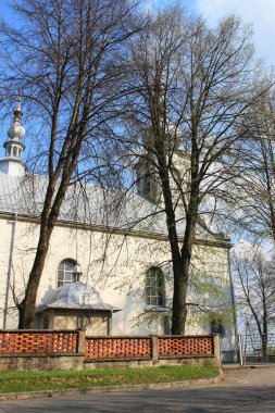 Polonya 'nın Jablonka kentindeki güzel ağaçlarla çevrili bir tepede bir kilise..