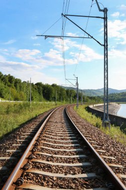Her yerde demiryolu rayları ve güzel dağ manzaraları var. Endüstri ve doğa