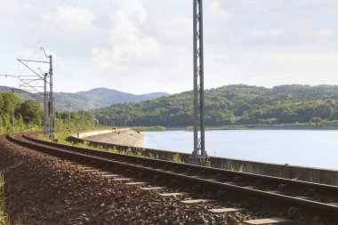 Her yerde demiryolu rayları ve güzel dağ manzaraları var. Endüstri ve doğa