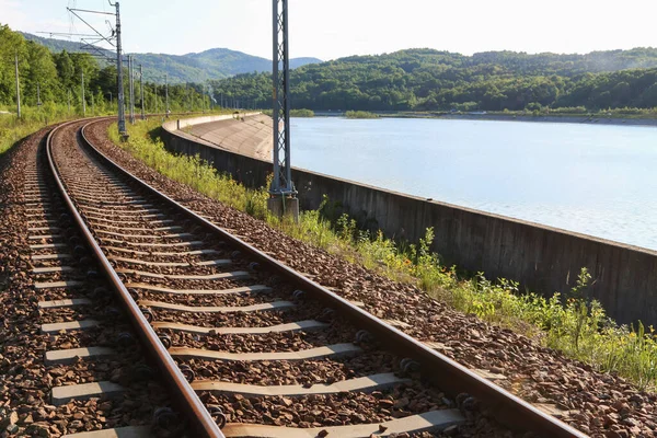 Her yerde demiryolu rayları ve güzel dağ manzaraları var. Endüstri ve doğa